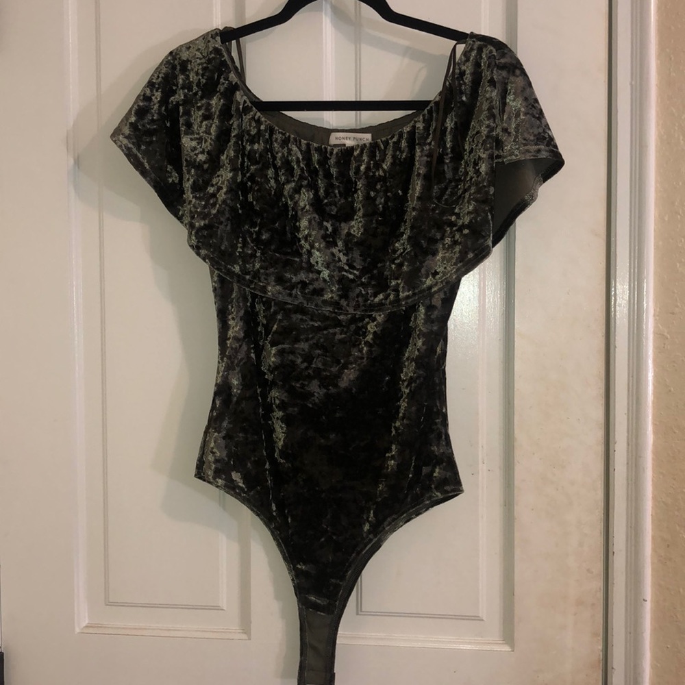 emerald crushed velvet off the shoulder bodysuit